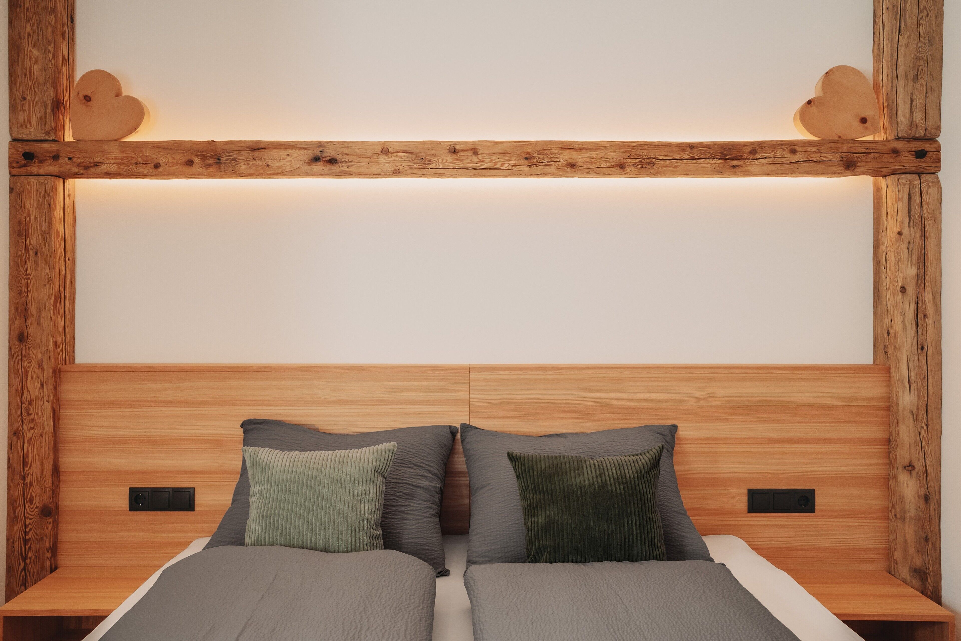 Un letto con una testiera in legno e due comodini.