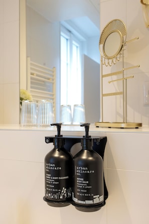 Hair dryer, towels, soap, shampoo - Hotel Parc Eiffel (Paris)