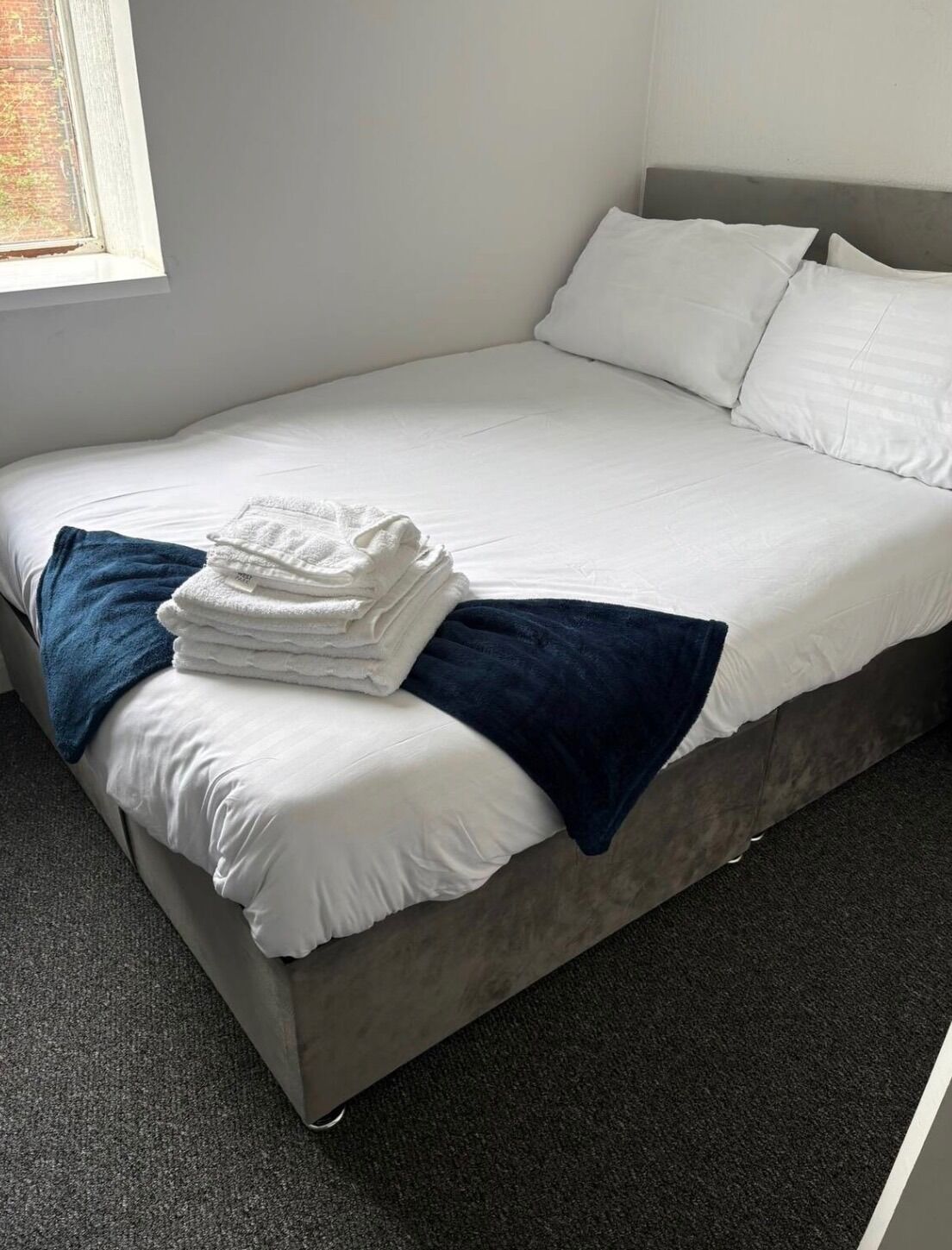1 habitación, tabla de planchar con plancha, wifi gratis y ropa de cama 