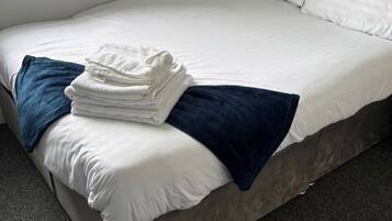 1 habitación, tabla de planchar con plancha, wifi gratis y ropa de cama