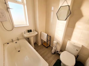 Combined shower/tub, deep soaking tub, hair dryer, towels - Apartment Sleeps 4 With Pets Welcome (Barrow-in-Furness)