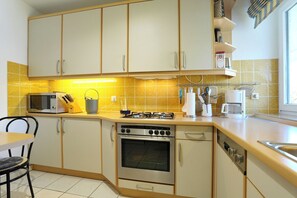 A kitchen with a microwave, stove, oven, and dishwasher. - House Wendt Apartment 01 (Timmendorfer Strand)