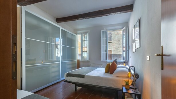 1 habitación y tabla de planchar con plancha 