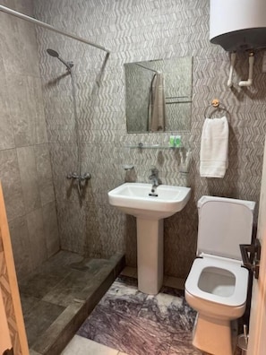 Superior Room | Bathroom - Corner Hotel  (Yerevan)