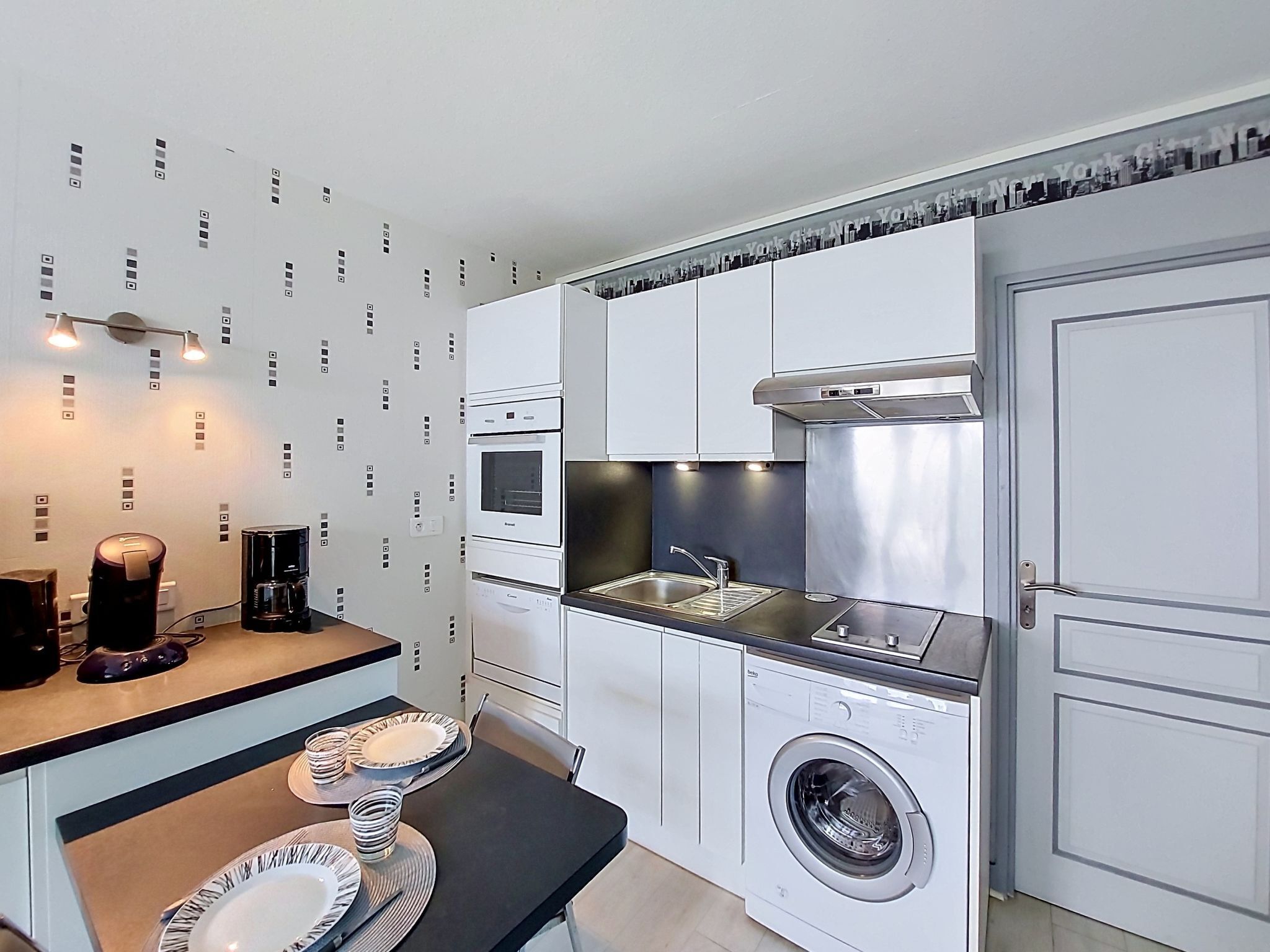 Kühlschrank, Mikrowelle, Ofen, Geschirrspüler