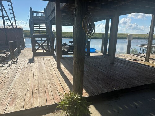 WELCOME to Pirates Harbor! Crab, fish & relax. Rare private boat launch  & hoist