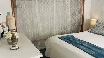 1 bedroom, desk, WiFi, bed sheets