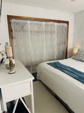 1 bedroom, desk, WiFi, bed sheets