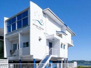 Un bâtiment moderne à deux étages, sur lequel on peut lire l’inscription « villa privée Kai Kumano ».