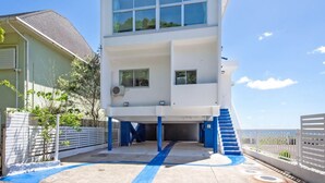 Un bâtiment moderne à deux étages, doté d’un toit plat, de grandes fenêtres et d’un escalier menant à l’étage supérieur.