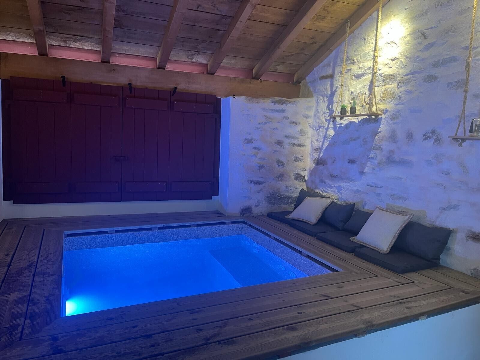 Piscina. Cascina del XVI secolo ristrutturata a 20 min dall’oceano, ai piedi dei sentieri escursionistici