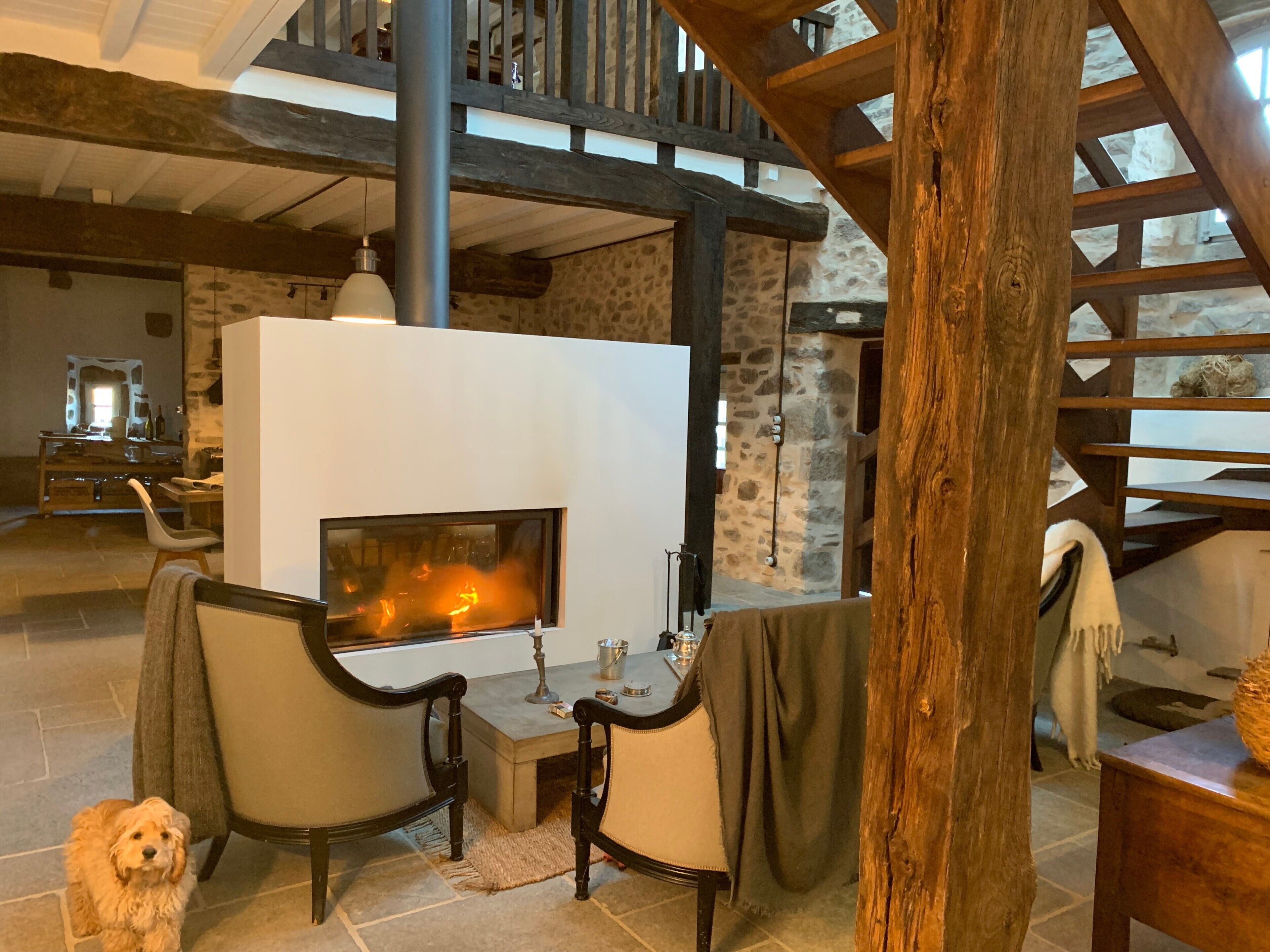 内装. Fully Renovated 16th-Century Farmhouse 20 Minutes from the Ocean, at the Foot of Hiking Trails