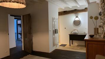 4 habitaciones, tabla de planchar con plancha, wifi y ropa de cama