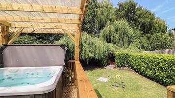 Cottage | Outdoor spa tub