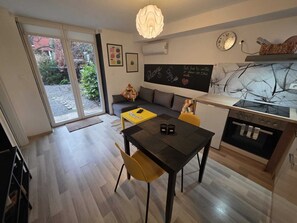 Una cocina moderna con comedor, un ventanal grande y una pared con pizarra.