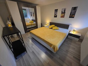 Tabla de planchar con plancha, wifi gratis y ropa de cama 