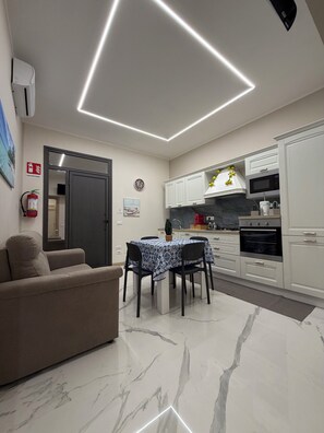 Private kitchen - Catalano Suite Giada - Elegant Seafront Holiday Home (Palermo)