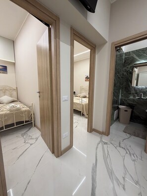 2 bedrooms, iron/ironing board, Internet, bed sheets - Catalano Suite Giada - Elegant Seafront Holiday Home (Palermo)