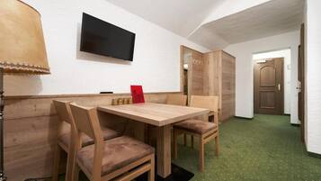 Suite, Balcony, Mountain View | Dining