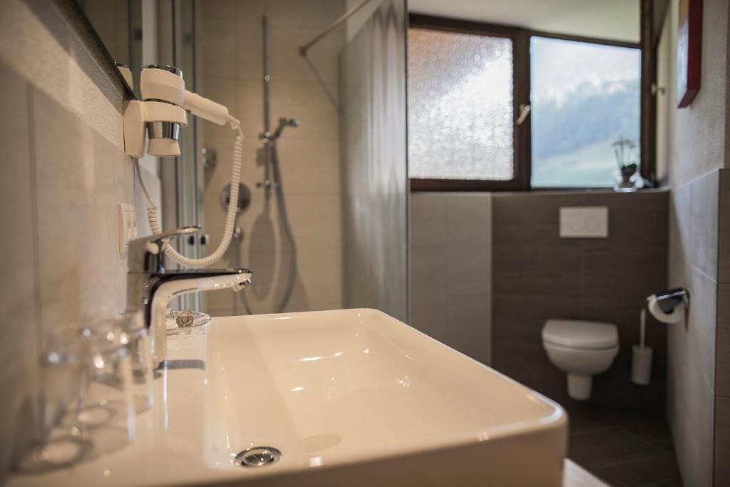 Standard-Doppelzimmer, Balkon, Bergblick | Badezimmer | Dusche, Haartrockner, Fußbodenheizung (Badezimmer), Handtücher
