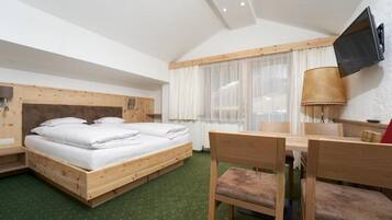 Suite, balcón, vistas a la montaña | Ropa de cama hipoalergénica, caja fuerte, sistema de insonorización