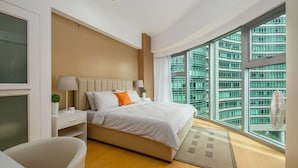 Comfort Condo, 2 Bedrooms, Kitchenette, City View | Meja, ruang kerja komputer riba, seterika/papan seterika, Wi-fi percuma