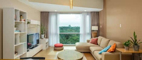 Comfort Condo, 2 Bedrooms, Kitchenette, City View | Living room | 43-inch Smart TV with digital channels, books