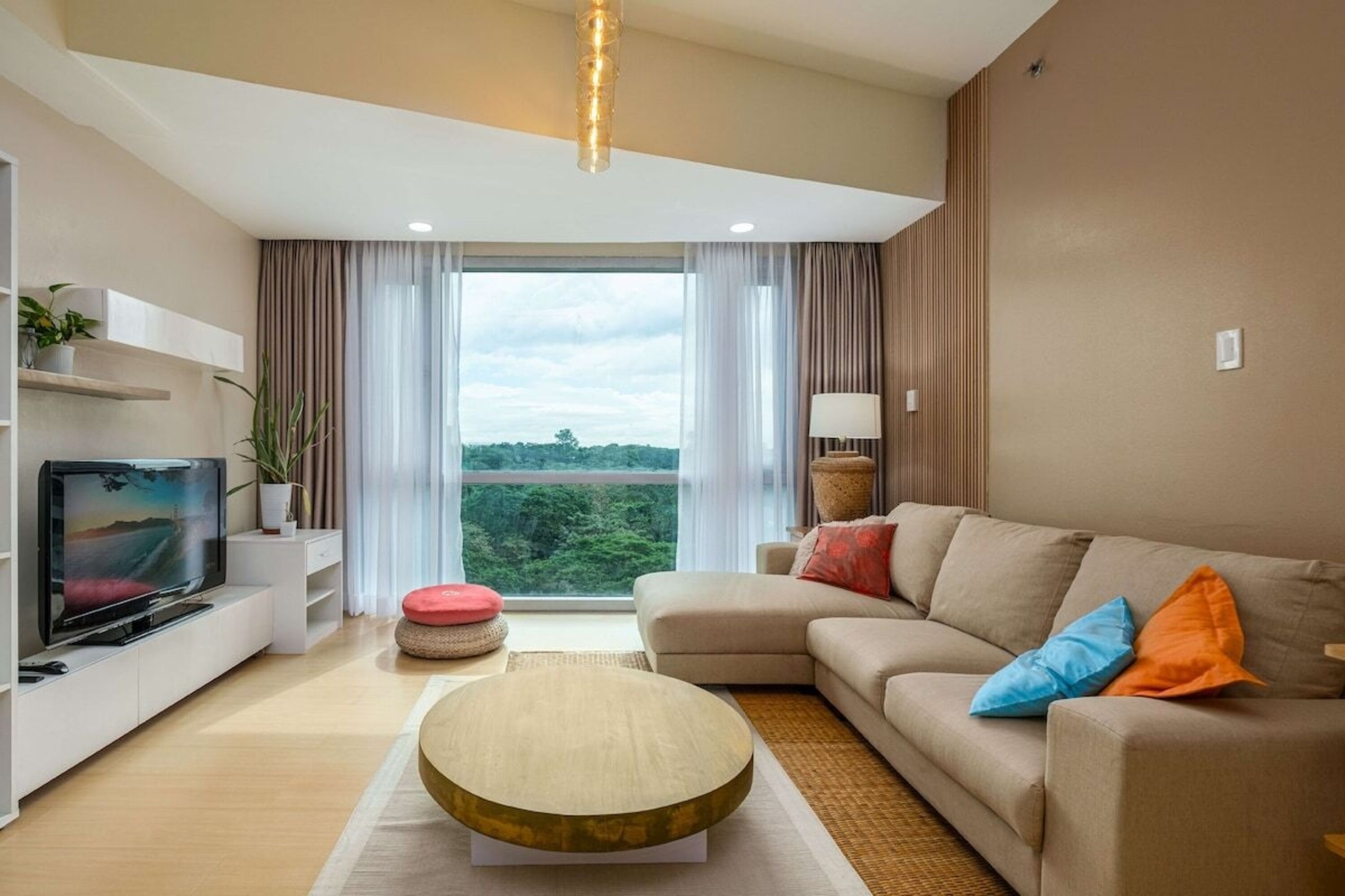 Comfort Condo, 2 Bedrooms, Kitchenette, City View | Living room