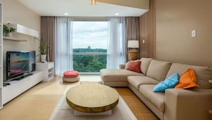 Comfort Condo, 2 Bedrooms, Kitchenette, City View | Ruang tamu | 43 inci sebuah televisyen pintar dengan digital, buku-buku