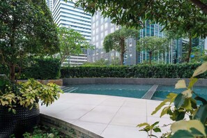 Outdoor pool - Modern Luxe Stay-2BR City Escape (Taguig City)