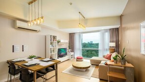Comfort Condo, 2 Bedrooms, Kitchenette, City View | Makan dalam bilik