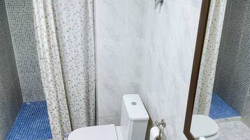 Douche, sèche-cheveux, serviettes fournies