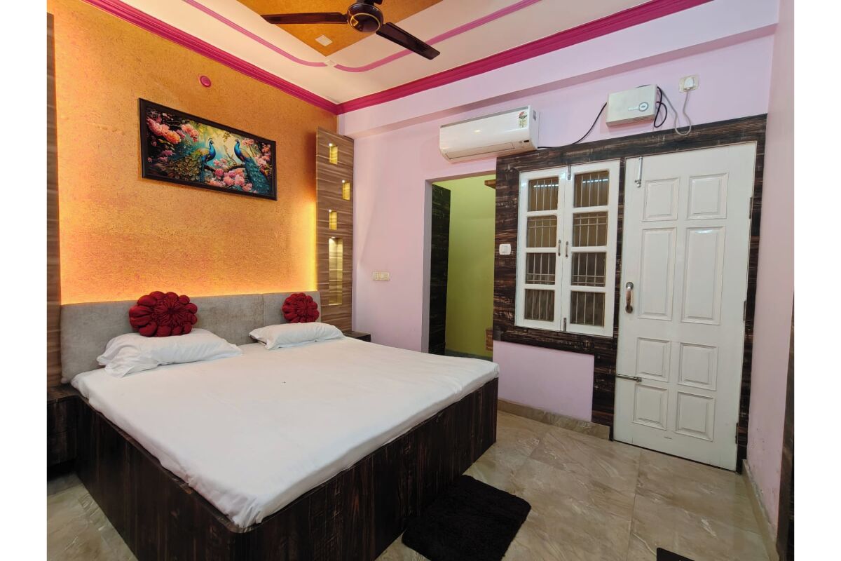 Deluxe Room, Balcony | Desk, laptop workspace, iron/ironing board, bed sheets