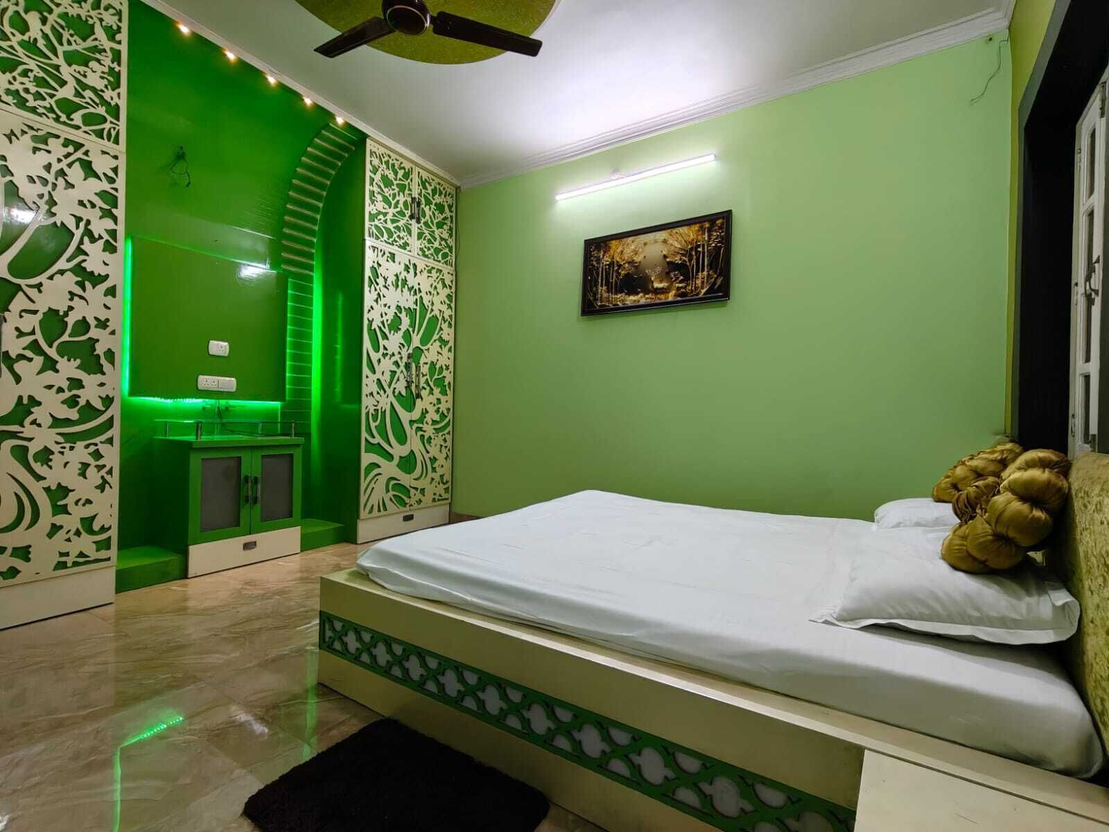 Standard Room, Balcony | Desk, laptop workspace, iron/ironing board, bed sheets