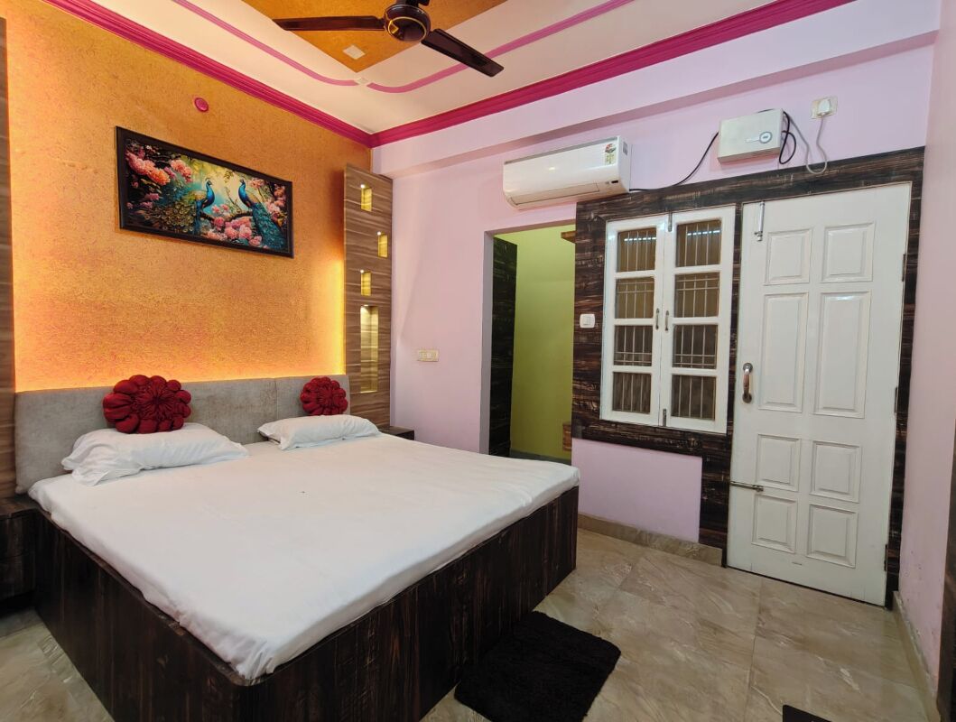 Deluxe Room, Balcony | Meja, ruang kerja komputer riba, seterika/papan seterika, cadar katil 