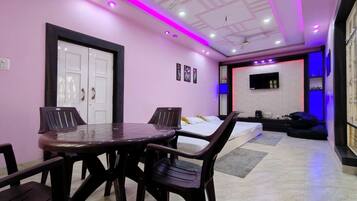 Family Room | Dining