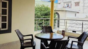 Family Room | Outdoor dining