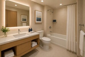 Superior-Zimmer | Badezimmer | Kostenlose Toilettenartikel, Haartrockner, Handtücher, Seife
