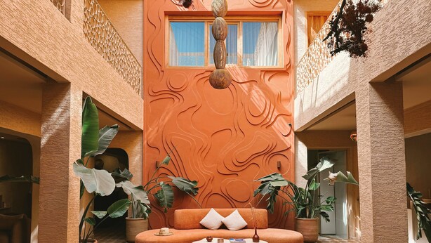 A spacious indoor area with a central seating area, a high ceiling, and decorative wall patterns. - Maison Nalos (Marrakech)