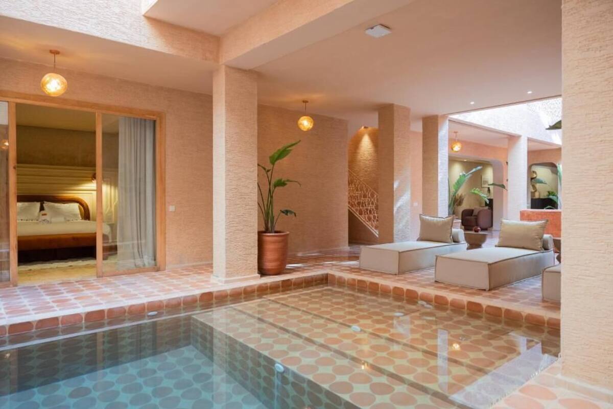 Dubbelrum - utsikt mot poolen | Pool | Inomhuspool och solstolar