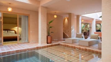 Chambre double, vue sur la piscine | Piscine | Piscine intérieure, chaises longues