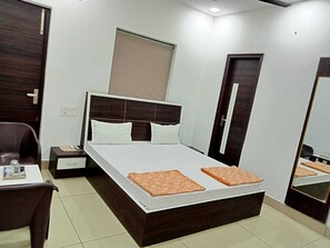 Desk, free WiFi - Hotel Paul Residency  (Malout)