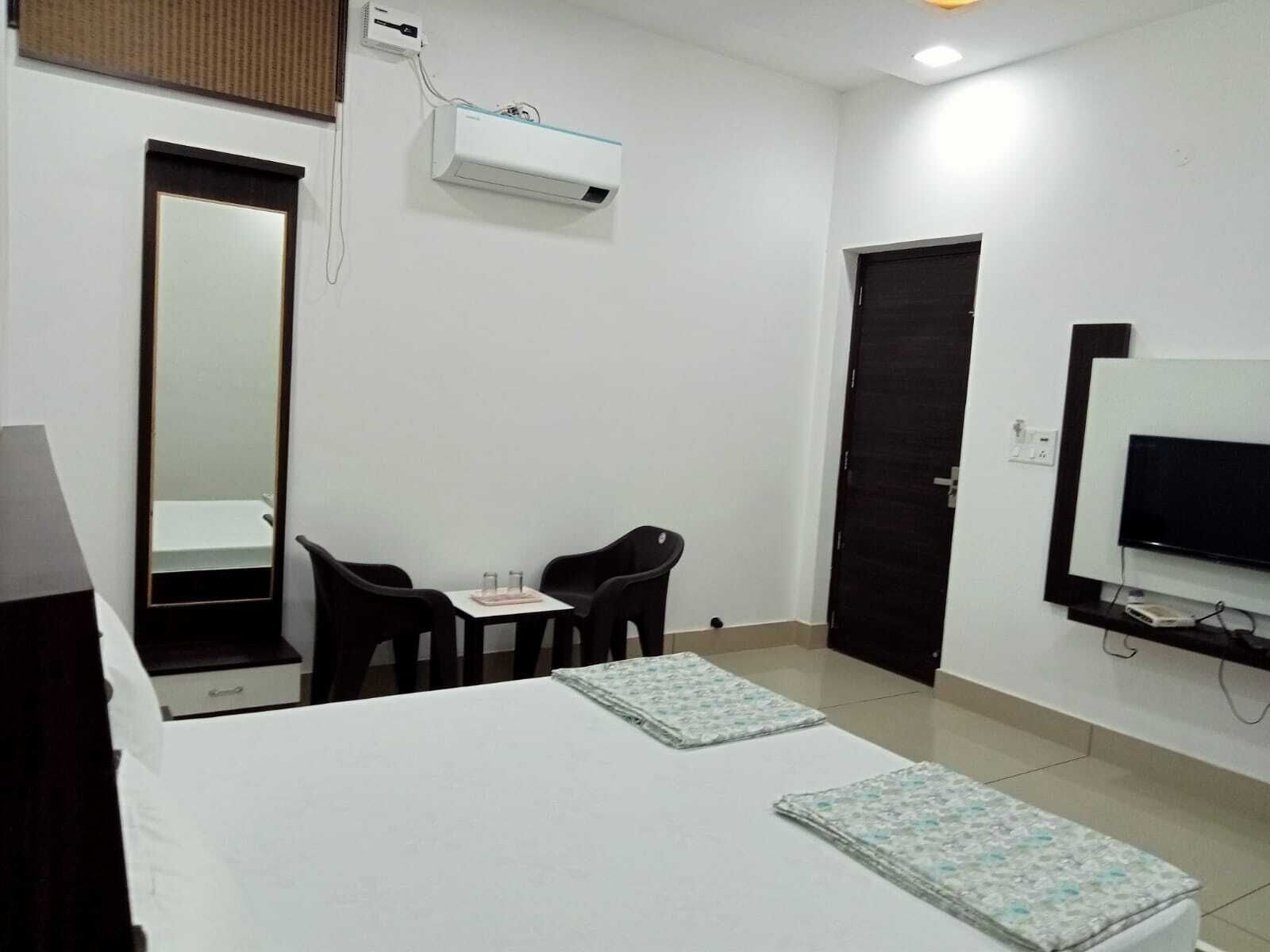 Deluxe Room | Desk, free WiFi