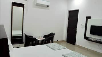 Deluxe Room | Desk, free WiFi