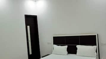 Deluxe Room | Desk, free WiFi