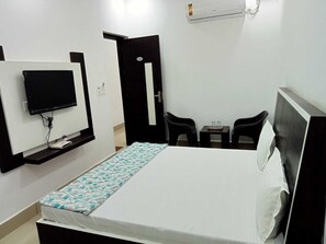 Desk, free WiFi - Hotel Paul Residency  (Malout)