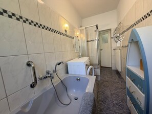 Ein modernes Badezimmer mit Badewanne, Dusche und separater Duschkabine.