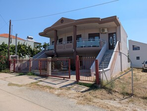 Exterior - Apartment '2' with Mountain View, Shared Garden and Wi-Fi (Limenaria)