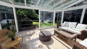 Fernseher, Kamin, Bücher