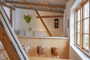 A rustic kitchen with wooden beams, a clock, and a green leaf decoration. - Haubarg Ossenhoff apartment for 6 persons near St.Peter-Ording (Tating)
